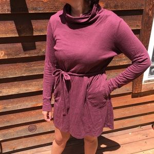 Cowl neck dress w/pockets and removable waist tie.